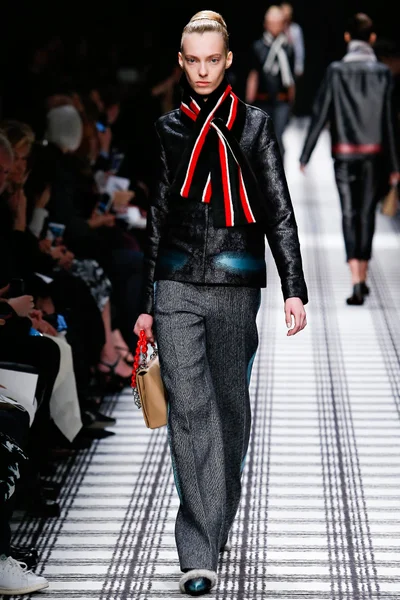Look 19